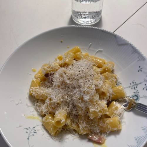 hjemmelavet carbonara lavet med rigatoni pasta